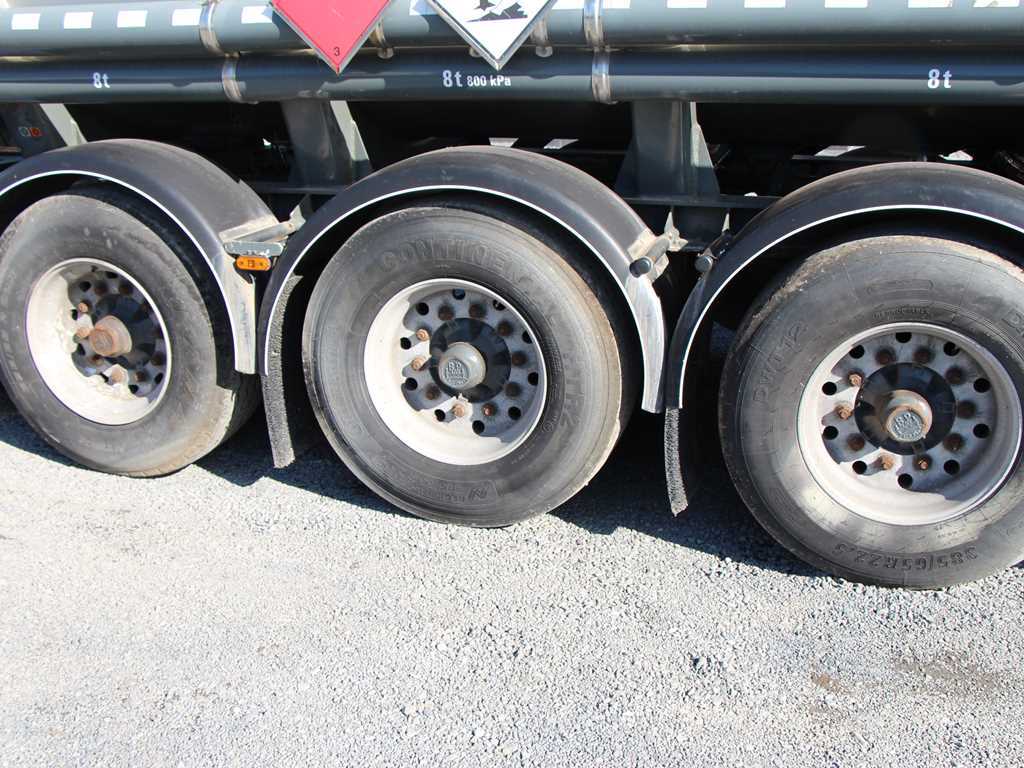 LAG 0-3-39 ADR, 5-TI KOMOROVÁ CISTERNA - BENZÍN, NAFT