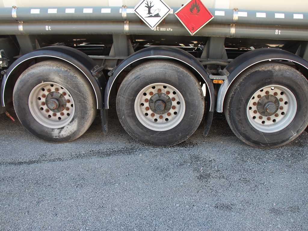 LAG 0-3-39 ADR, 5-TI KOMOROVÁ CISTERNA - BENZÍN, NAFT