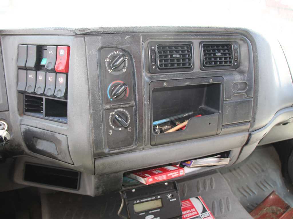 Renault MIDLUM M 220 NÁKLADNÍ AUTOMOBIL MRAZÍRENSKÝ