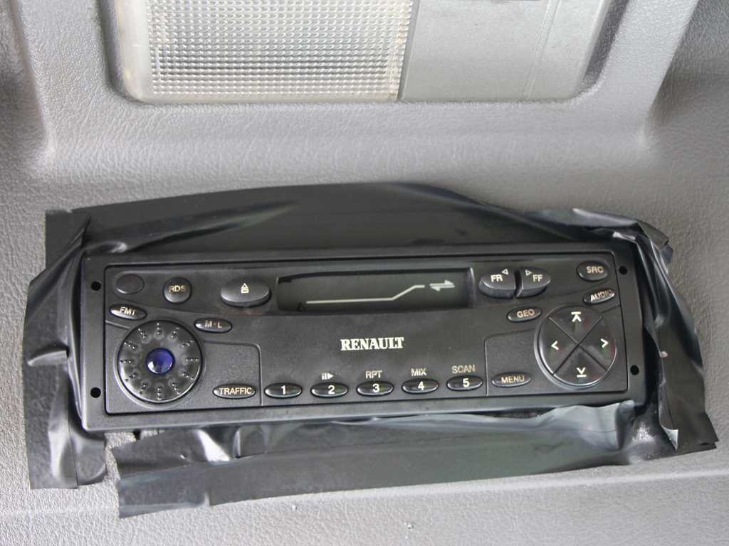 Renault MIDLUM M 220 NÁKLADNÍ AUTOMOBIL MRAZÍRENSKÝ